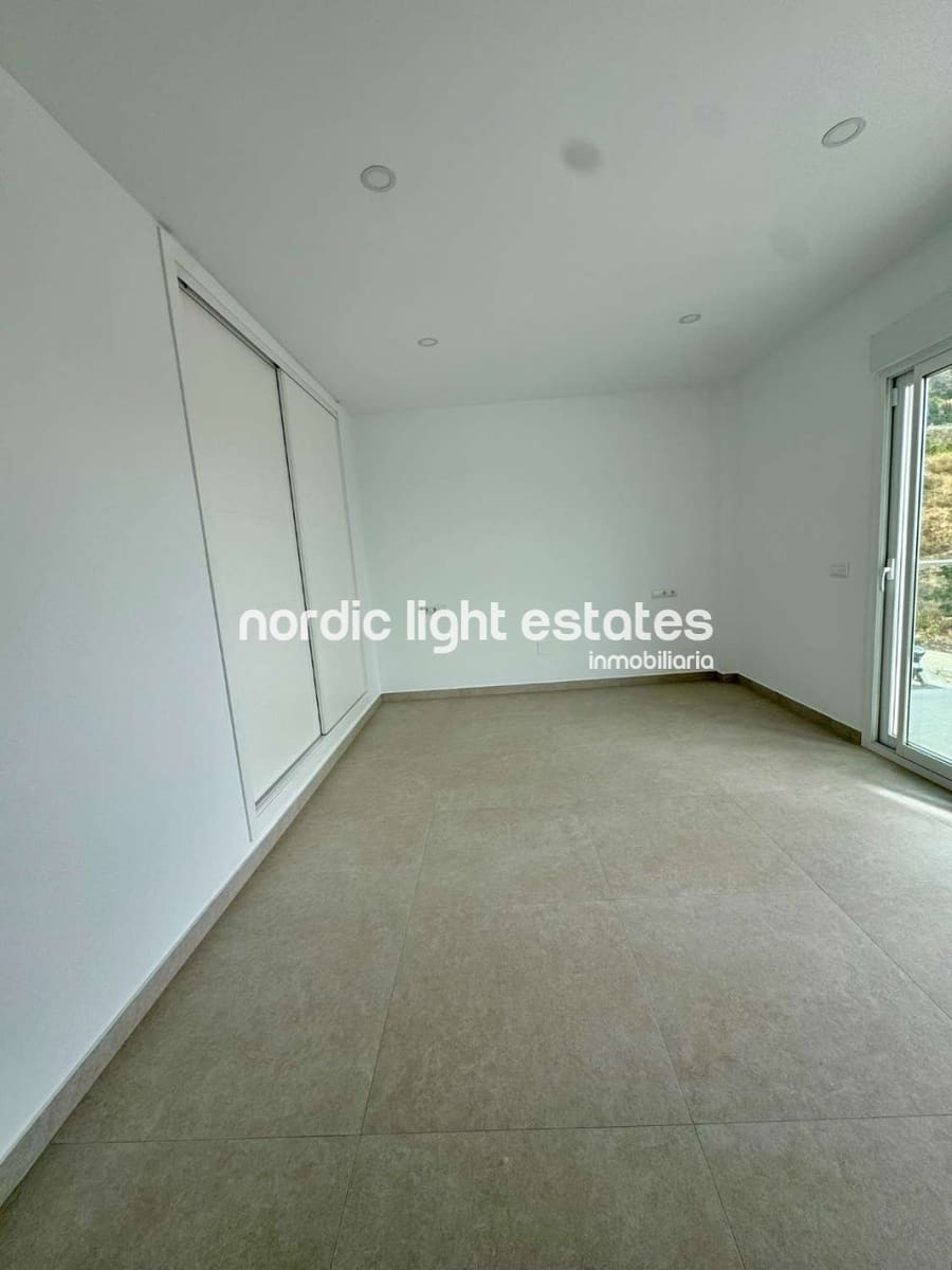 4 quarto Moradia para venda em Nerja com piscina garagem - 865 000 € (Ref: 8640194)