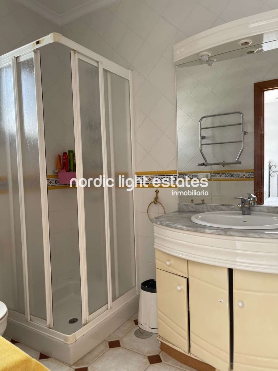 Chalet de 3 habitaciones en Nerja en venta con piscina garaje - 599.000 € (Ref: 8647048)