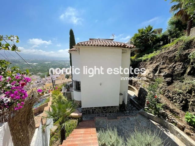 Chalet de 3 habitaciones en Nerja en venta con piscina garaje - 599.000 € (Ref: 8647048)