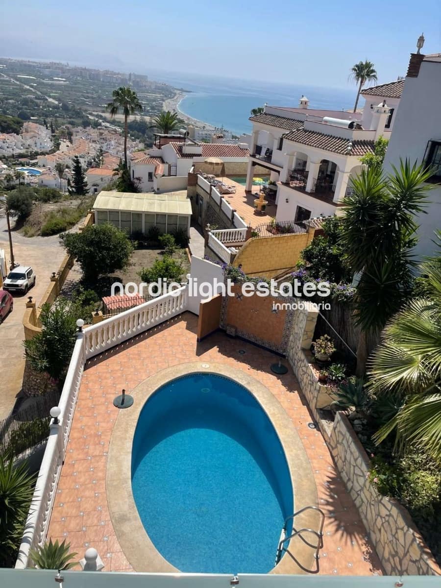 Chalet de 3 habitaciones en Nerja en venta con piscina garaje - 599.000 € (Ref: 8647048)