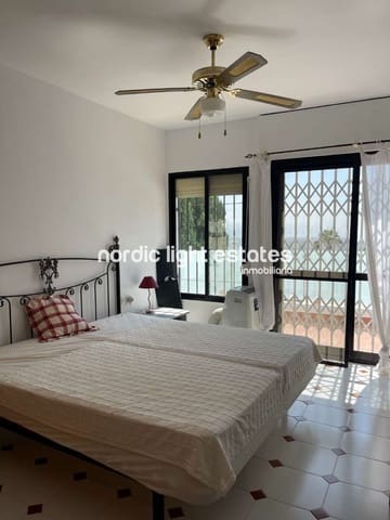 Chalet de 3 habitaciones en Nerja en venta con piscina garaje - 599.000 € (Ref: 8647048)