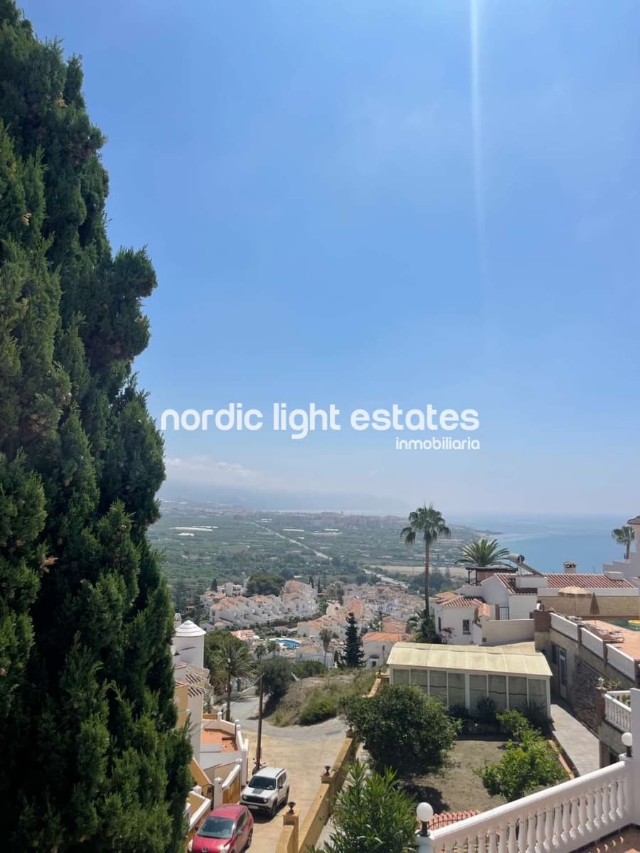 Chalet de 3 habitaciones en Nerja en venta con piscina garaje - 599.000 € (Ref: 8647048)