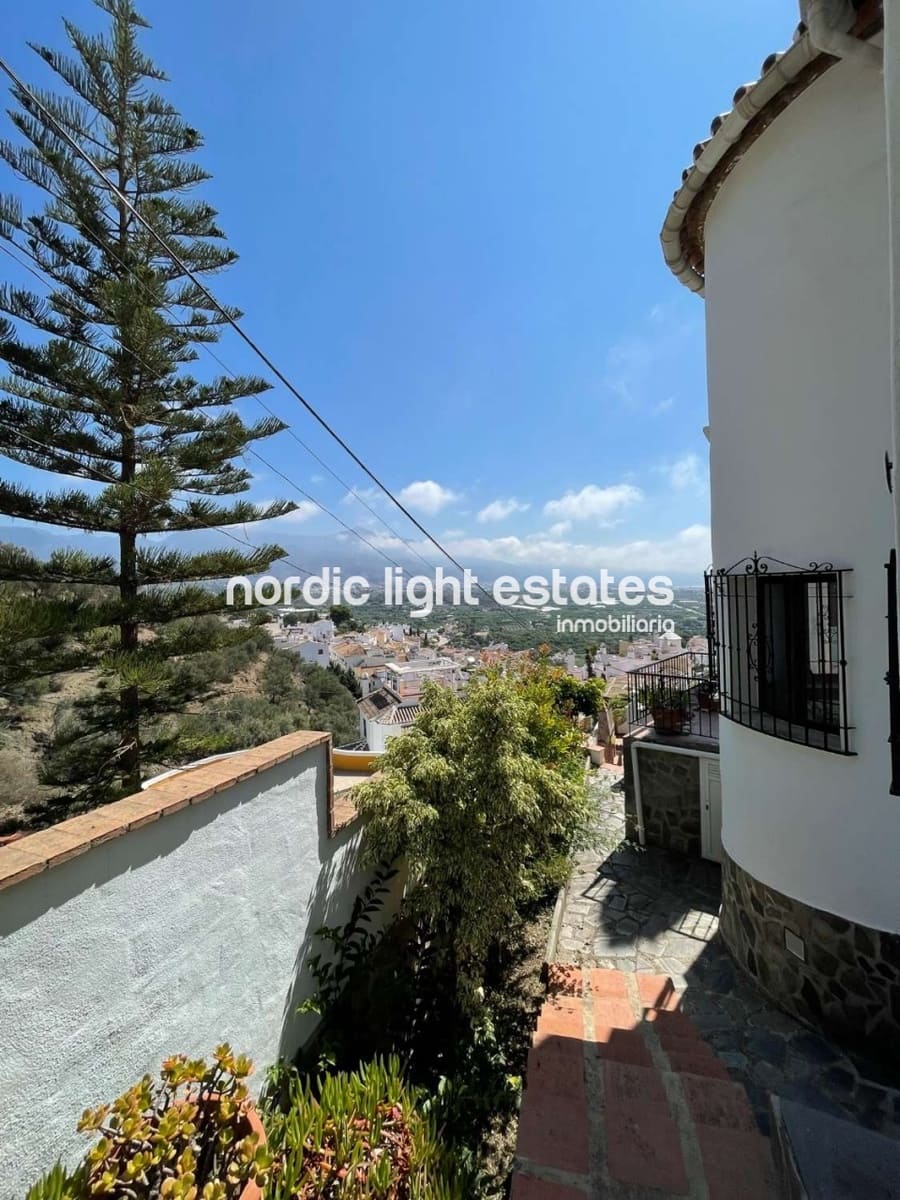 Chalet de 3 habitaciones en Nerja en venta con piscina garaje - 599.000 € (Ref: 8647048)