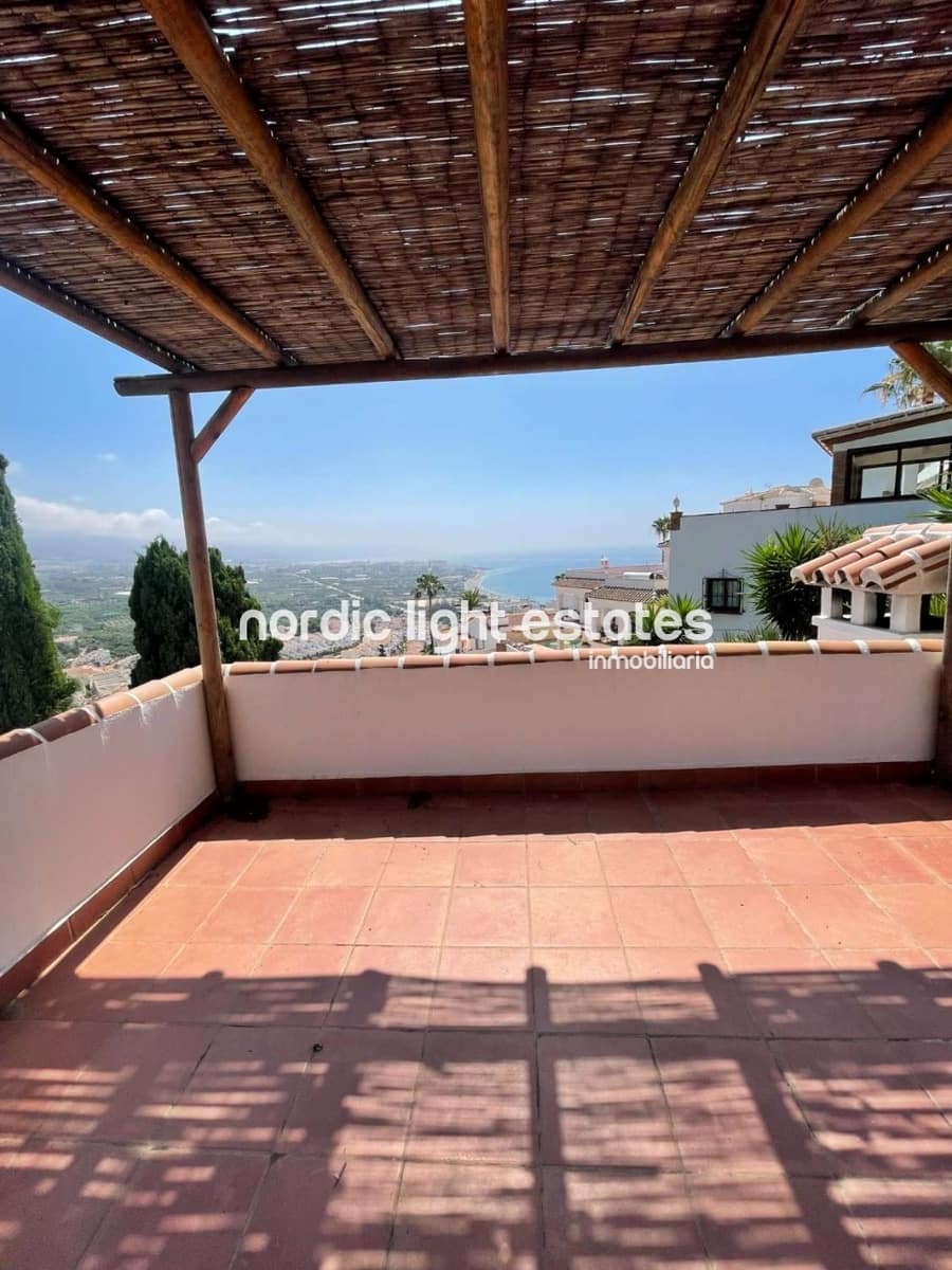 Chalet de 3 habitaciones en Nerja en venta con piscina garaje - 599.000 € (Ref: 8647048)