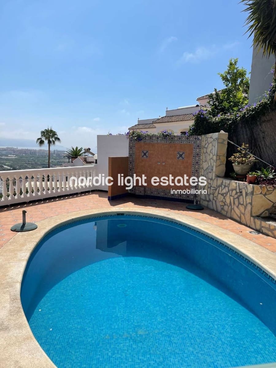 Chalet de 3 habitaciones en Nerja en venta con piscina garaje - 599.000 € (Ref: 8647048)