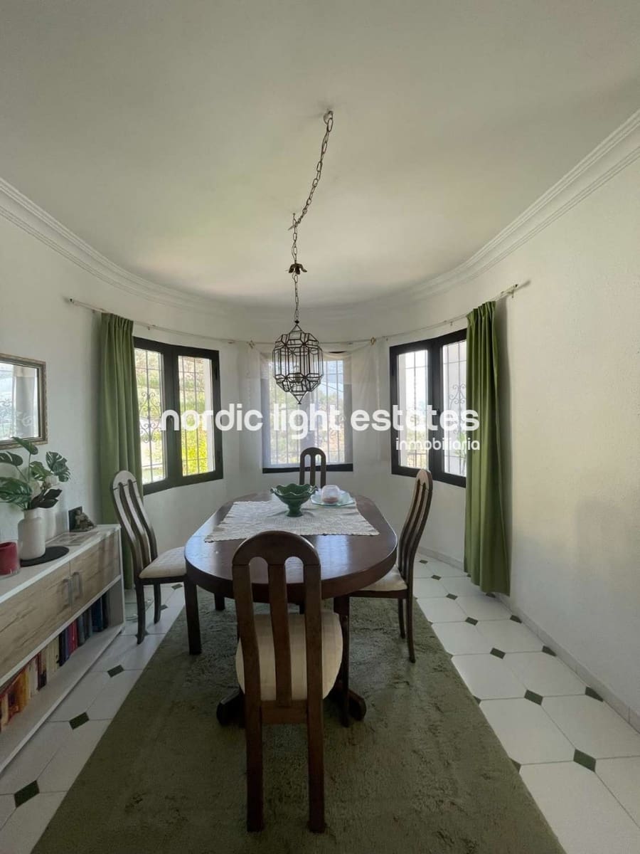 Chalet de 3 habitaciones en Nerja en venta con piscina garaje - 599.000 € (Ref: 8647048)