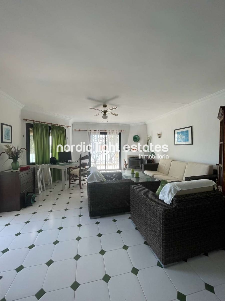 Chalet de 3 habitaciones en Nerja en venta con piscina garaje - 599.000 € (Ref: 8647048)