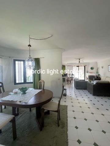 Chalet de 3 habitaciones en Nerja en venta con piscina garaje - 599.000 € (Ref: 8647048)