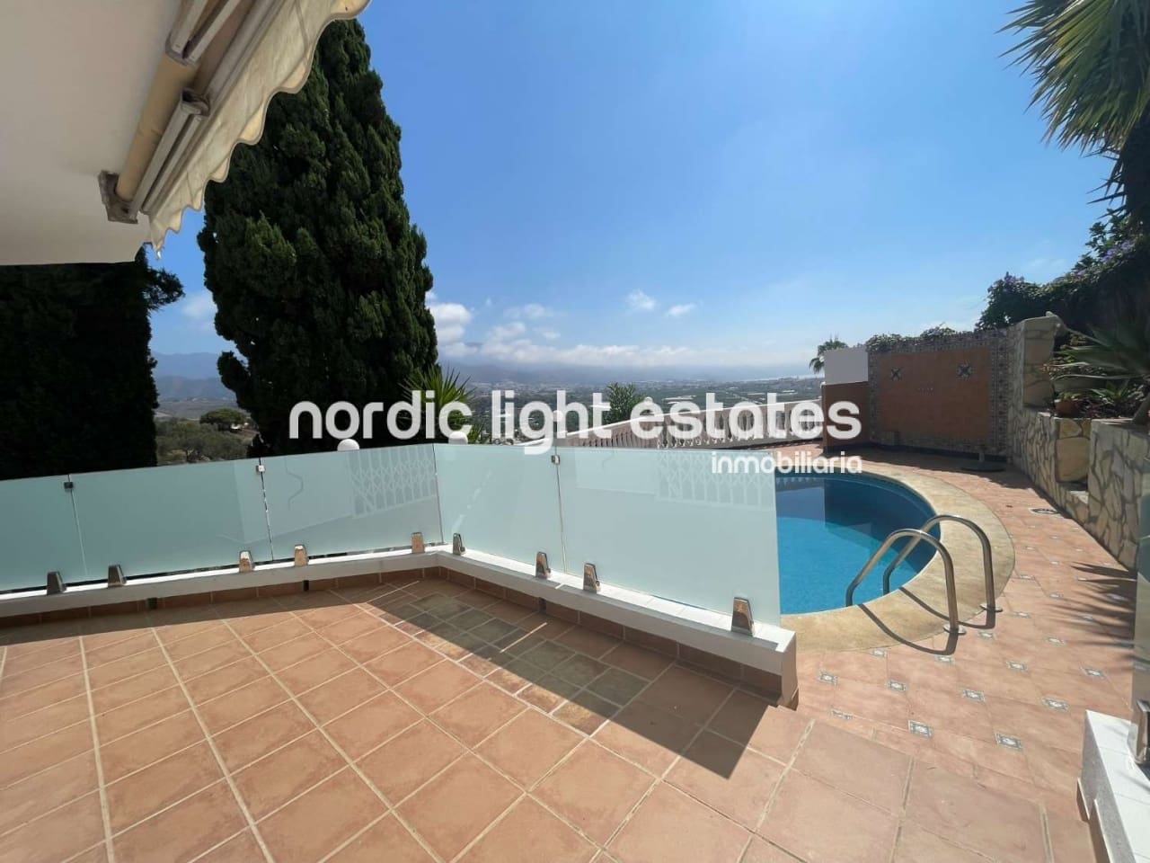 Chalet de 3 habitaciones en Nerja en venta con piscina garaje - 599.000 € (Ref: 8647048)
