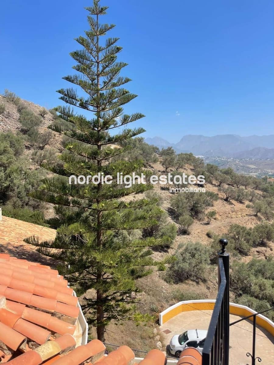 Chalet de 3 habitaciones en Nerja en venta con piscina garaje - 599.000 € (Ref: 8647048)