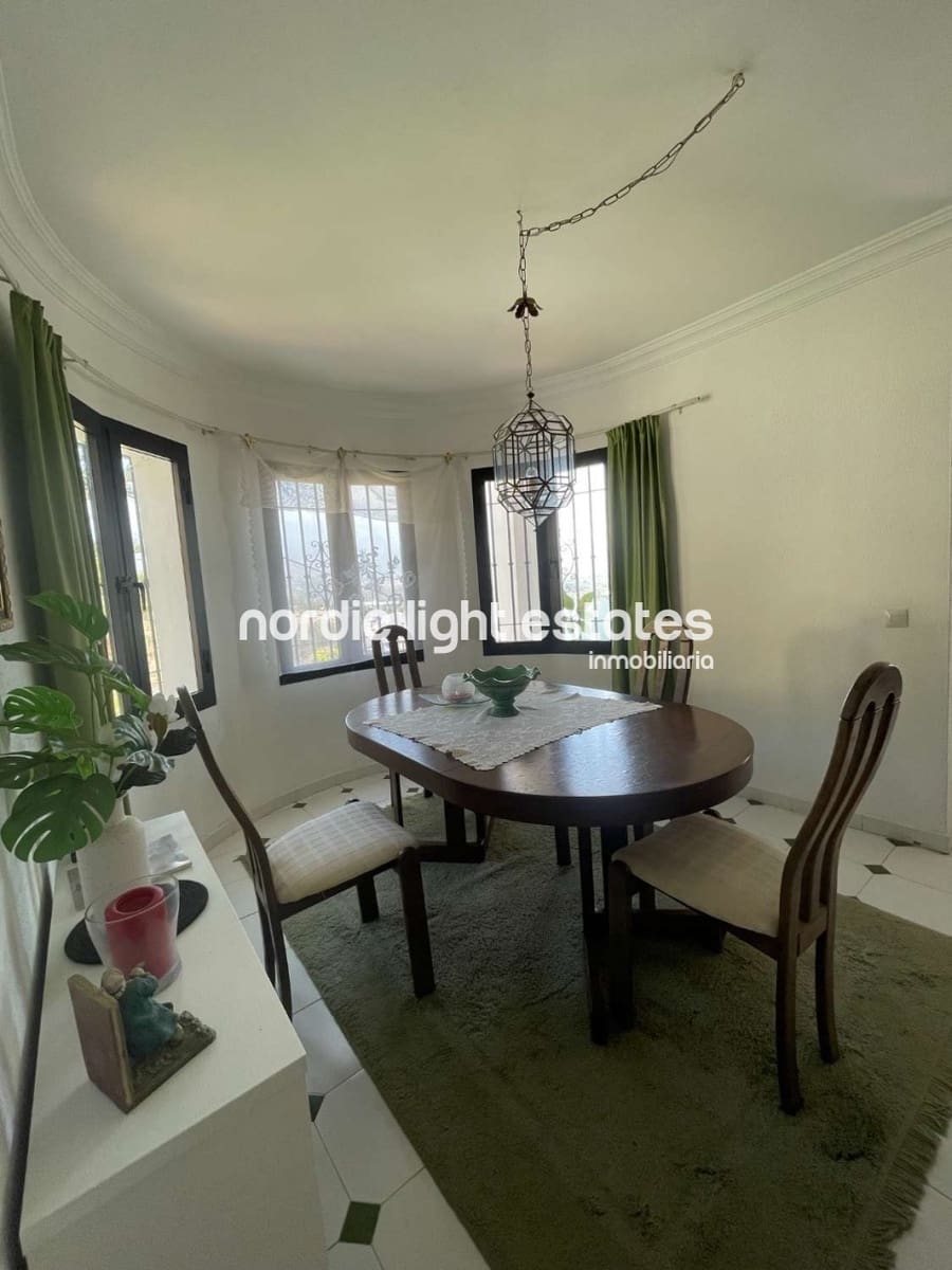 Chalet de 3 habitaciones en Nerja en venta con piscina garaje - 599.000 € (Ref: 8647048)