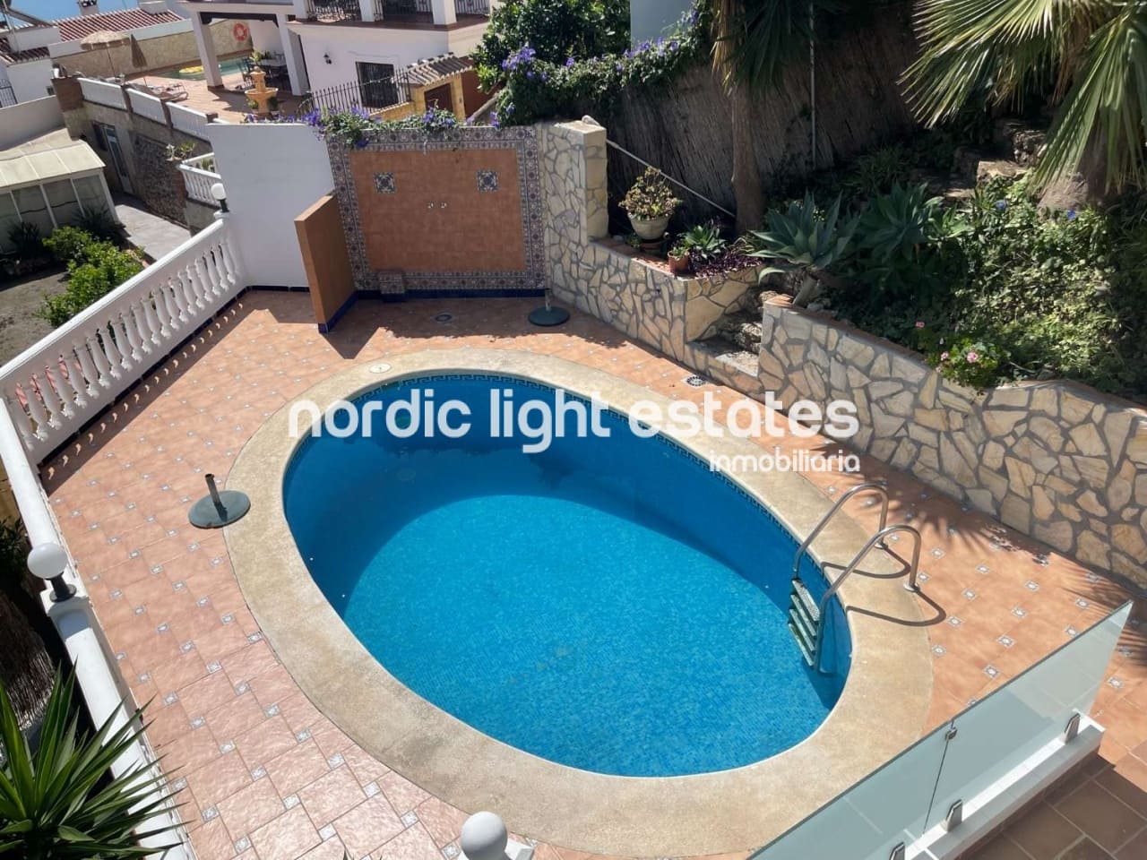 Chalet de 3 habitaciones en Nerja en venta con piscina garaje - 599.000 € (Ref: 8647048)