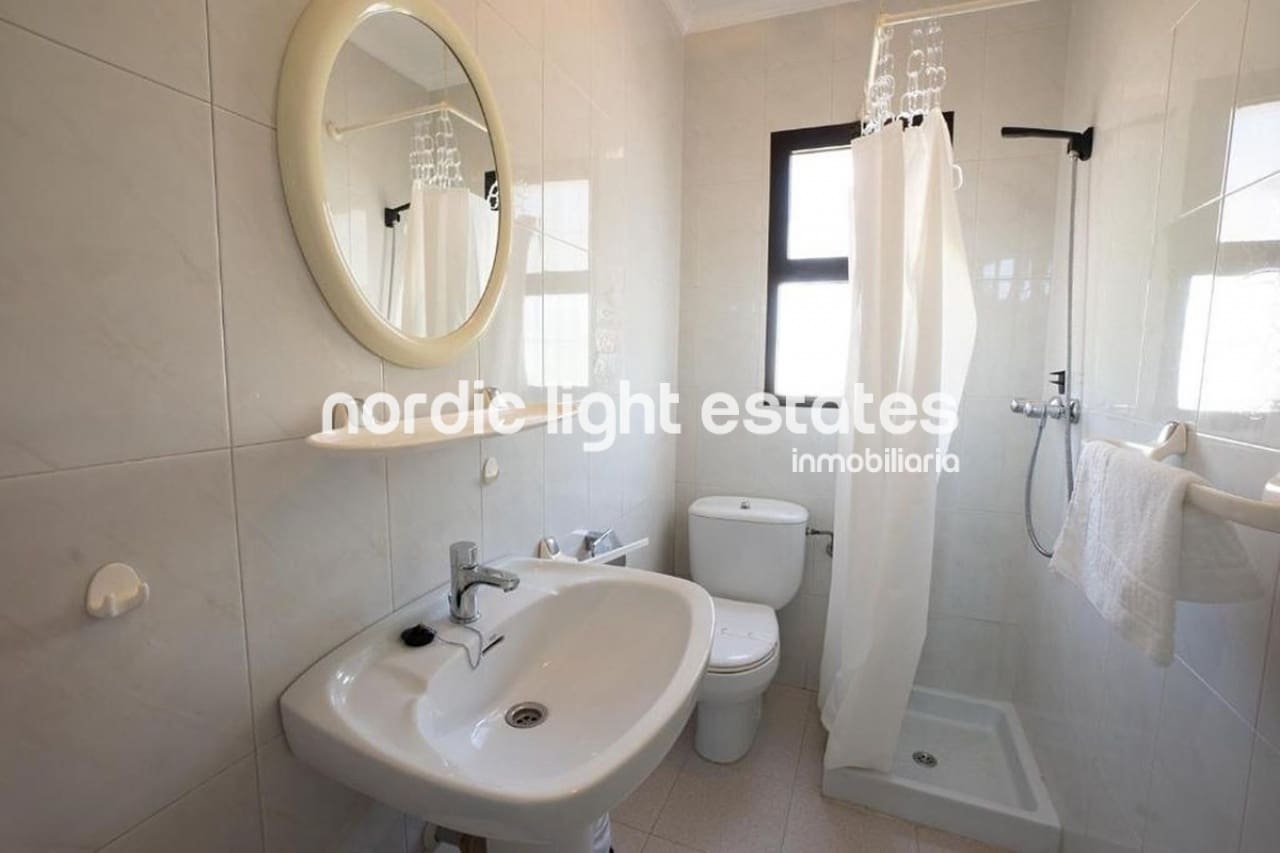 3 soverom Kjedet enebolig til salgs i Nerja med svømmebasseng - € 390 000 (Ref: 8727087)