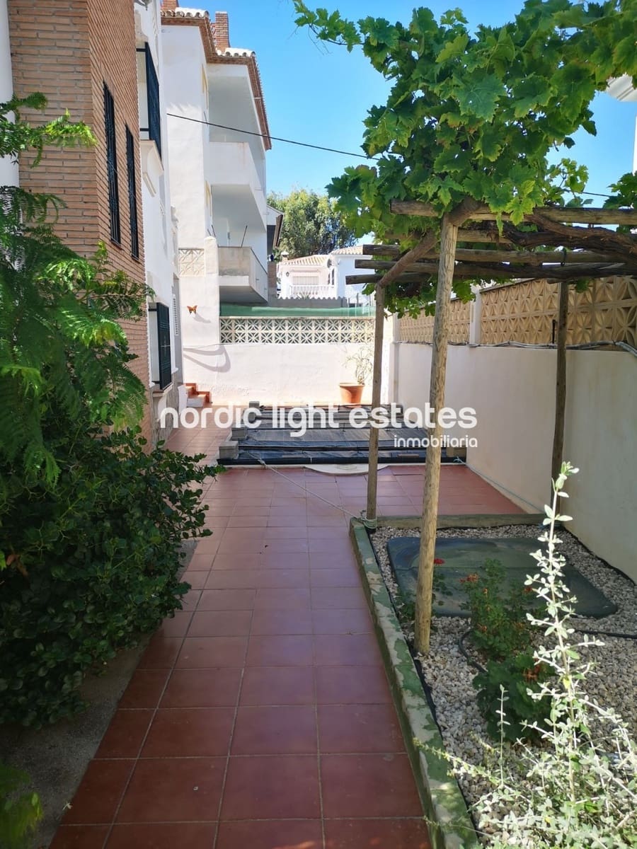 3 soveværelse Villa til salg i Torrox-Costa med swimmingpool garage - € 425.000 (Ref: 8784283)