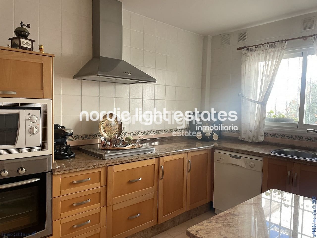 4 soveværelse Semi-Rækkehus til salg i Torrox-Costa med swimmingpool garage - € 490.000 (Ref: 8800035)