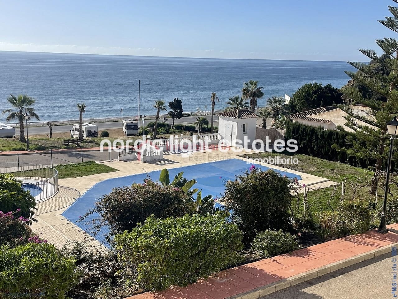 4 soveværelse Semi-Rækkehus til salg i Torrox-Costa med swimmingpool garage - € 490.000 (Ref: 8800035)