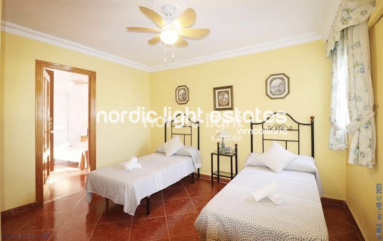 3 bedroom Villa for sale in Nerja with pool garage - € 449,000 (Ref: 8802539)