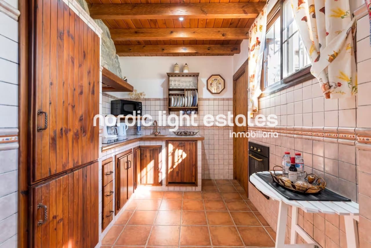 2 soveværelse Lejlighed til leje i Nerja med swimmingpool garage - € 870 (Ref: 8840146)