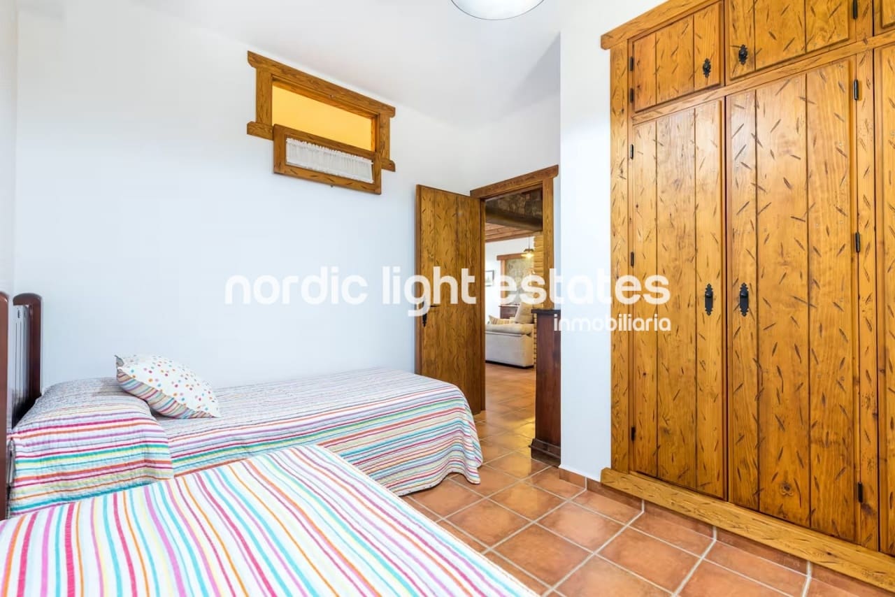 2 soveværelse Lejlighed til leje i Nerja med swimmingpool garage - € 870 (Ref: 8840146)