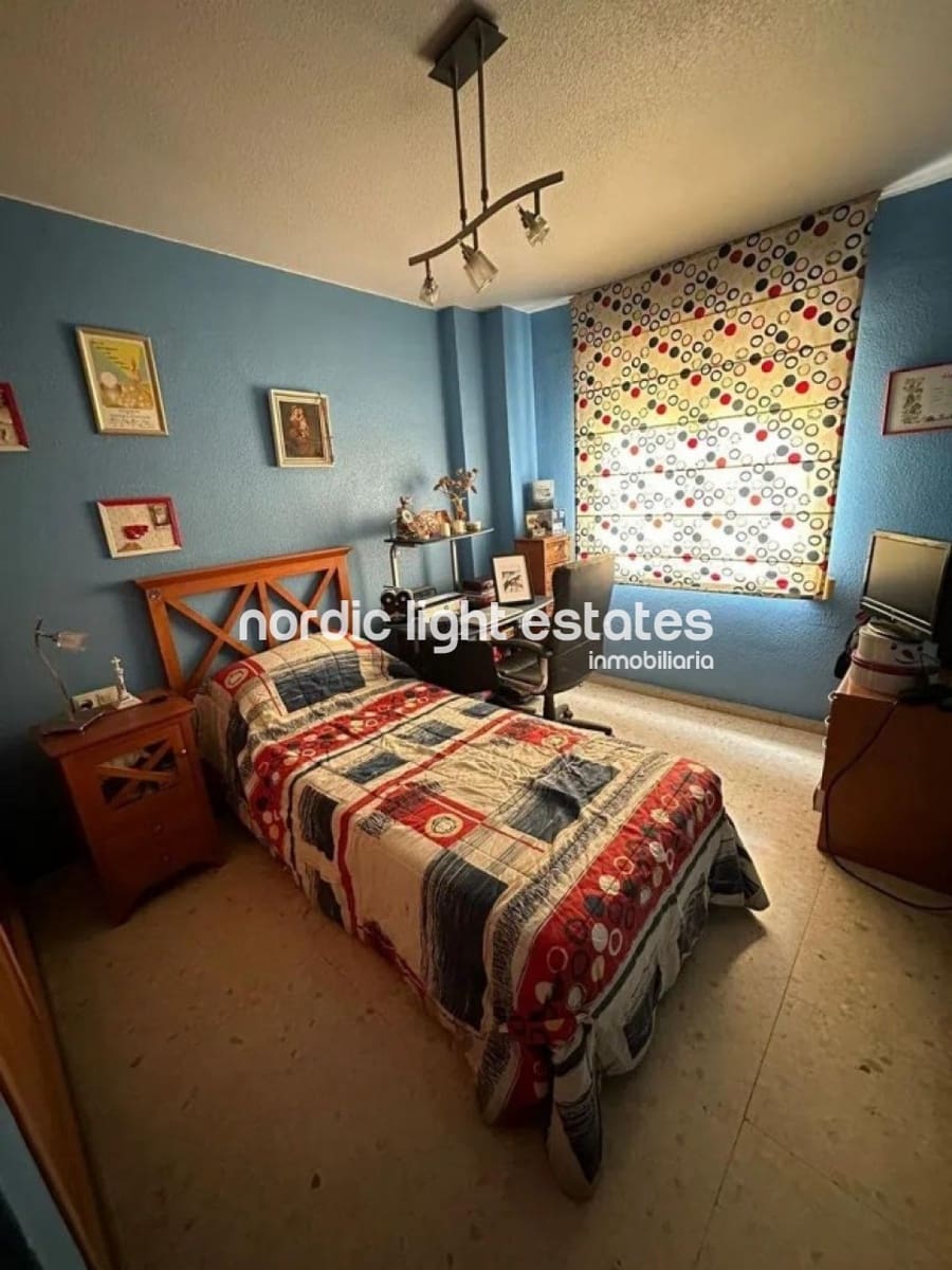 4 bedroom Flat for sale in Malaga city with garage - € 465,000 (Ref: 8947589)