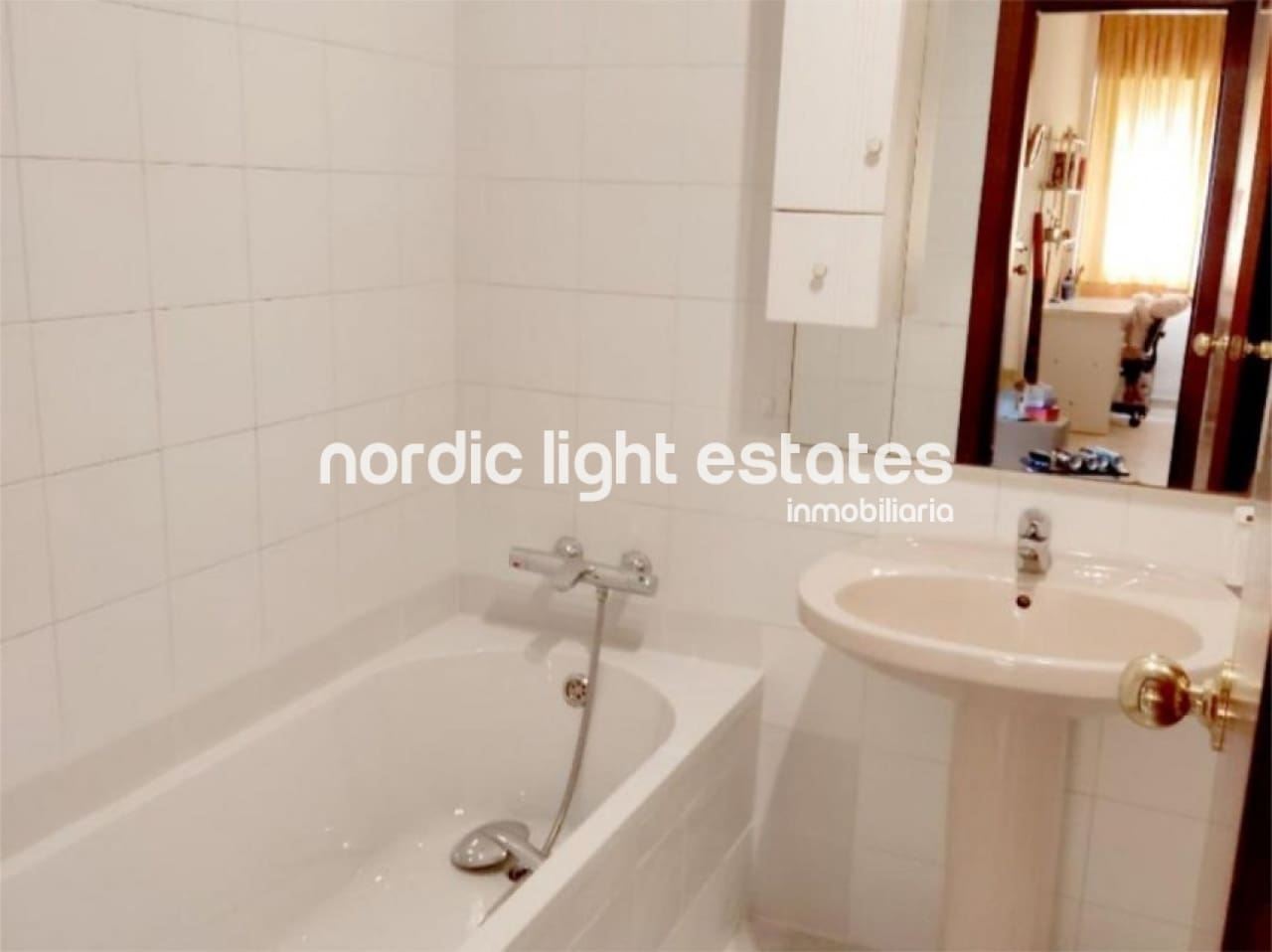 4 sypialnia Mieszkanie na sprzedaż w Torre del Mar z basenem garażem - 425 000 € (Ref: 9009191)