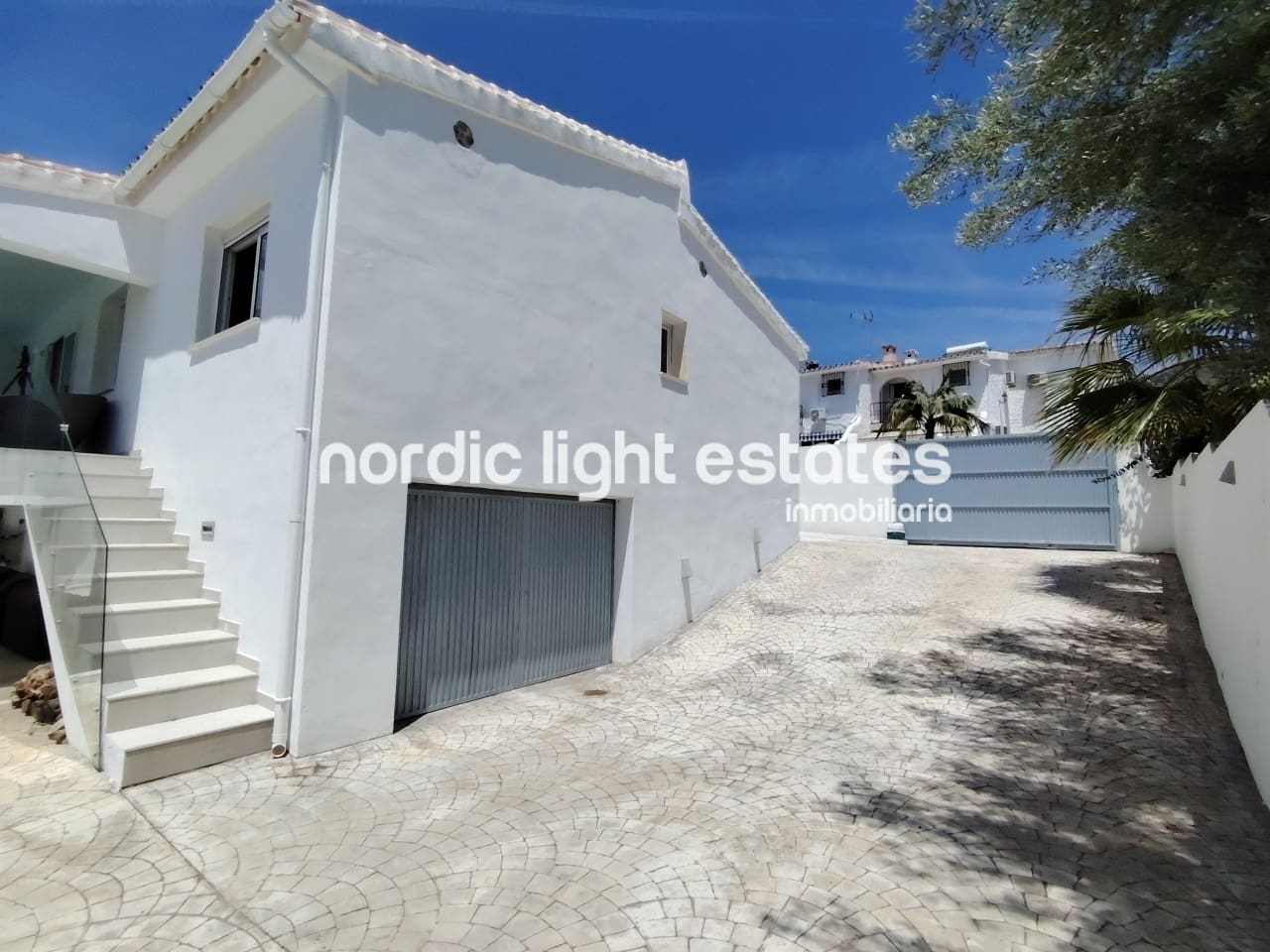 5 soverom Villa til salgs i Nerja med svømmebasseng garasje - € 950 000 (Ref: 9049777)