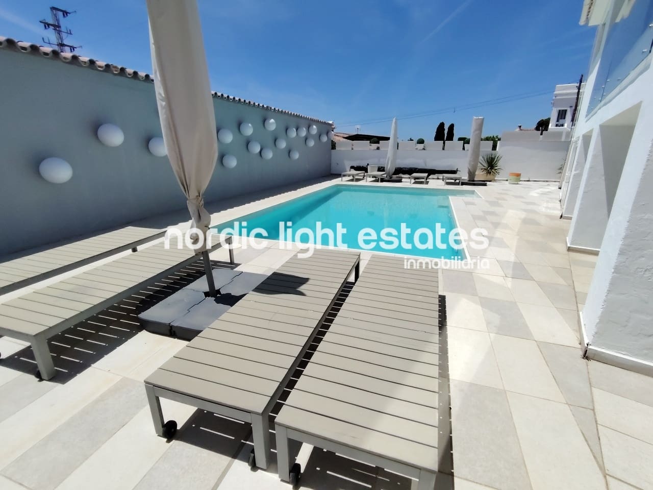 5 soverom Villa til salgs i Nerja med svømmebasseng garasje - € 950 000 (Ref: 9049777)