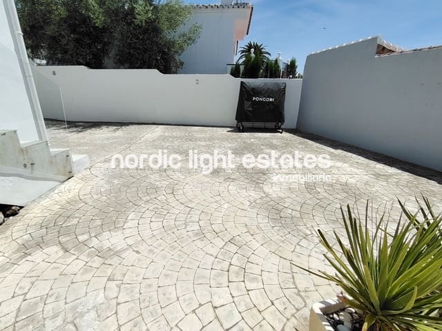 5 soverom Villa til salgs i Nerja med svømmebasseng garasje - € 950 000 (Ref: 9049777)