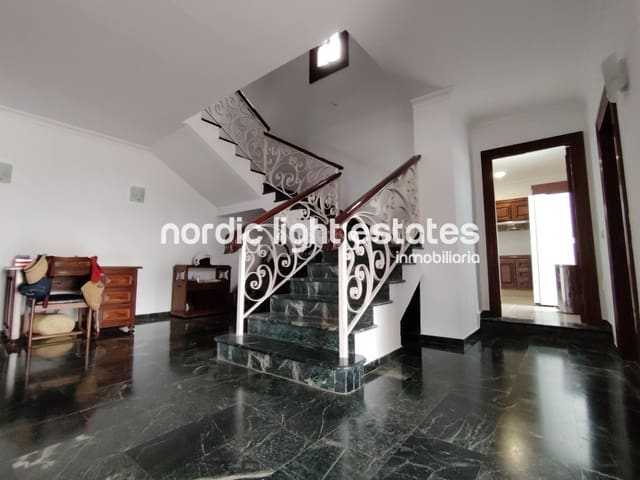 4 bedroom Villa for sale in Capistrano, Nerja with pool garage - € 1,200,000 (Ref: 9049778)