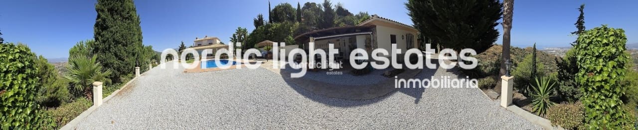 3 soveværelse Villa til salg i Sayalonga med swimmingpool garage - € 698.000 (Ref: 9131651)