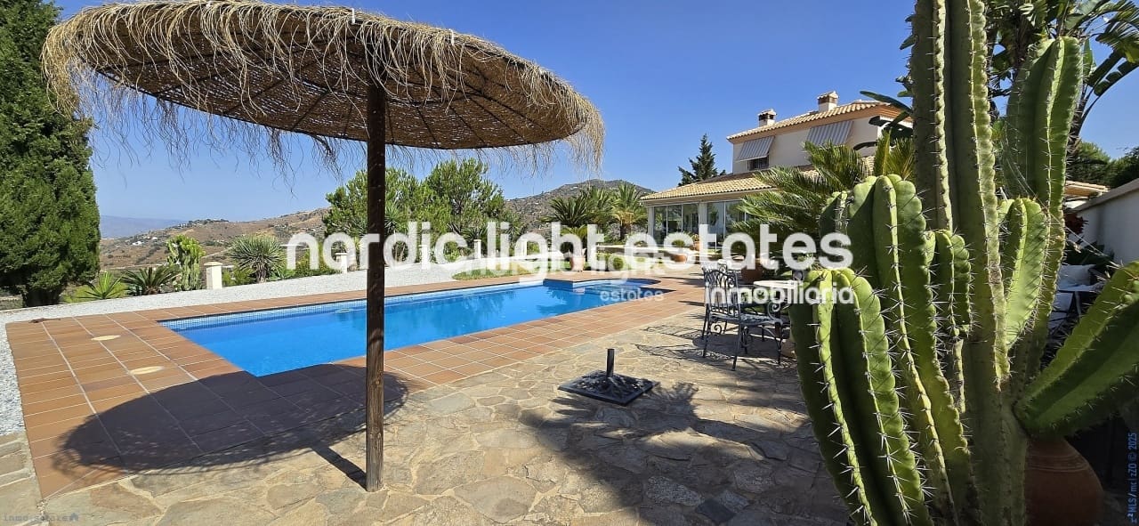 3 soveværelse Villa til salg i Sayalonga med swimmingpool garage - € 698.000 (Ref: 9131651)