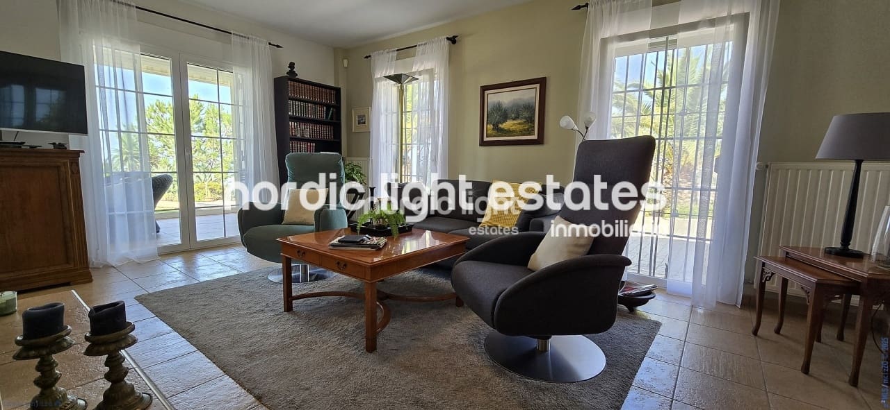 3 soveværelse Villa til salg i Sayalonga med swimmingpool garage - € 698.000 (Ref: 9131651)