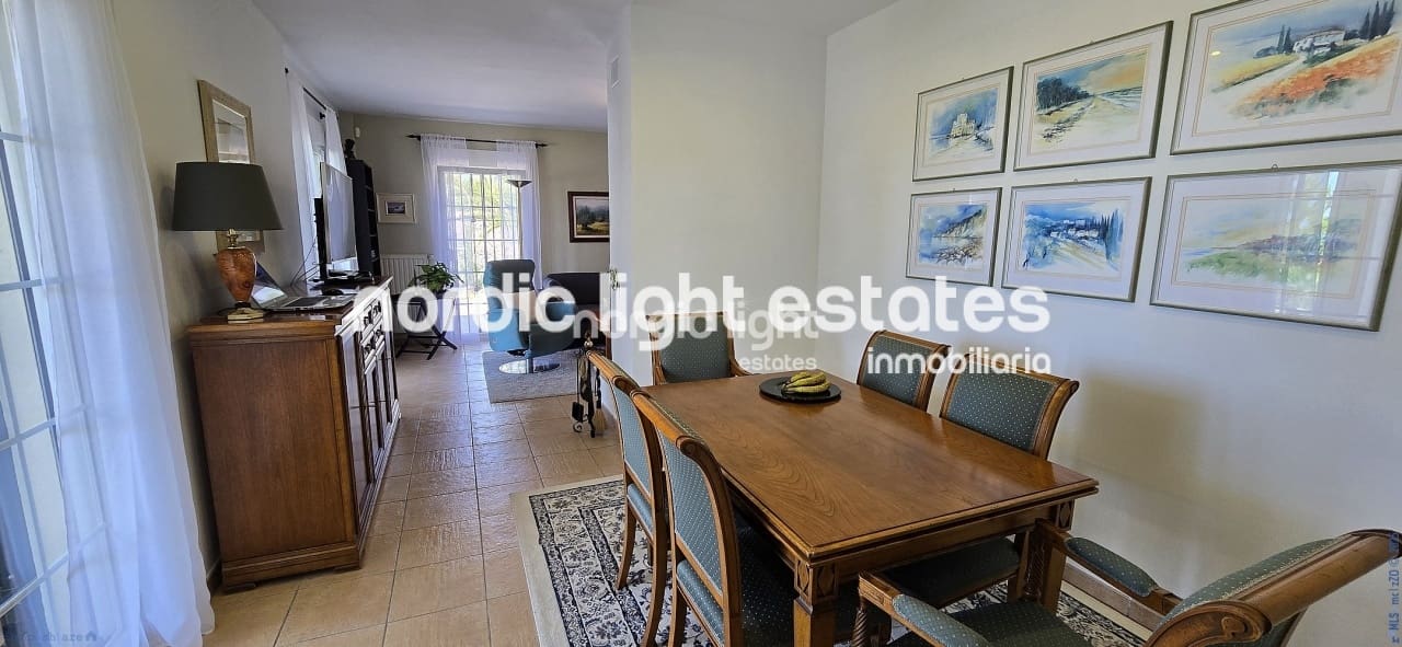 3 soveværelse Villa til salg i Sayalonga med swimmingpool garage - € 698.000 (Ref: 9131651)