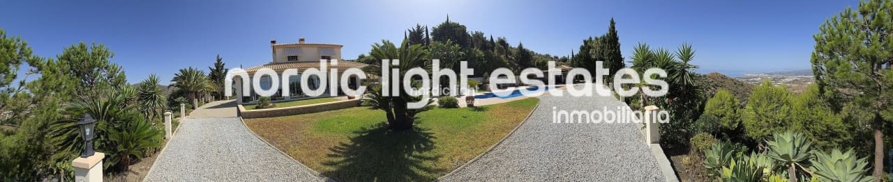 3 soveværelse Villa til salg i Sayalonga med swimmingpool garage - € 698.000 (Ref: 9131651)