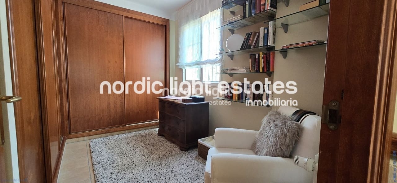 3 soveværelse Villa til salg i Sayalonga med swimmingpool garage - € 698.000 (Ref: 9131651)