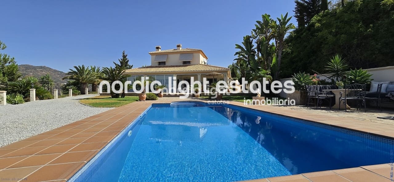 3 soveværelse Villa til salg i Sayalonga med swimmingpool garage - € 698.000 (Ref: 9131651)