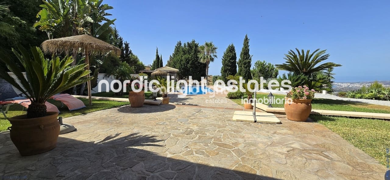 3 soveværelse Villa til salg i Sayalonga med swimmingpool garage - € 698.000 (Ref: 9131651)