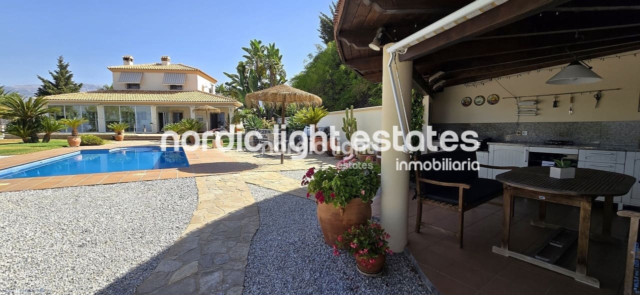 3 soveværelse Villa til salg i Sayalonga med swimmingpool garage - € 698.000 (Ref: 9131651)