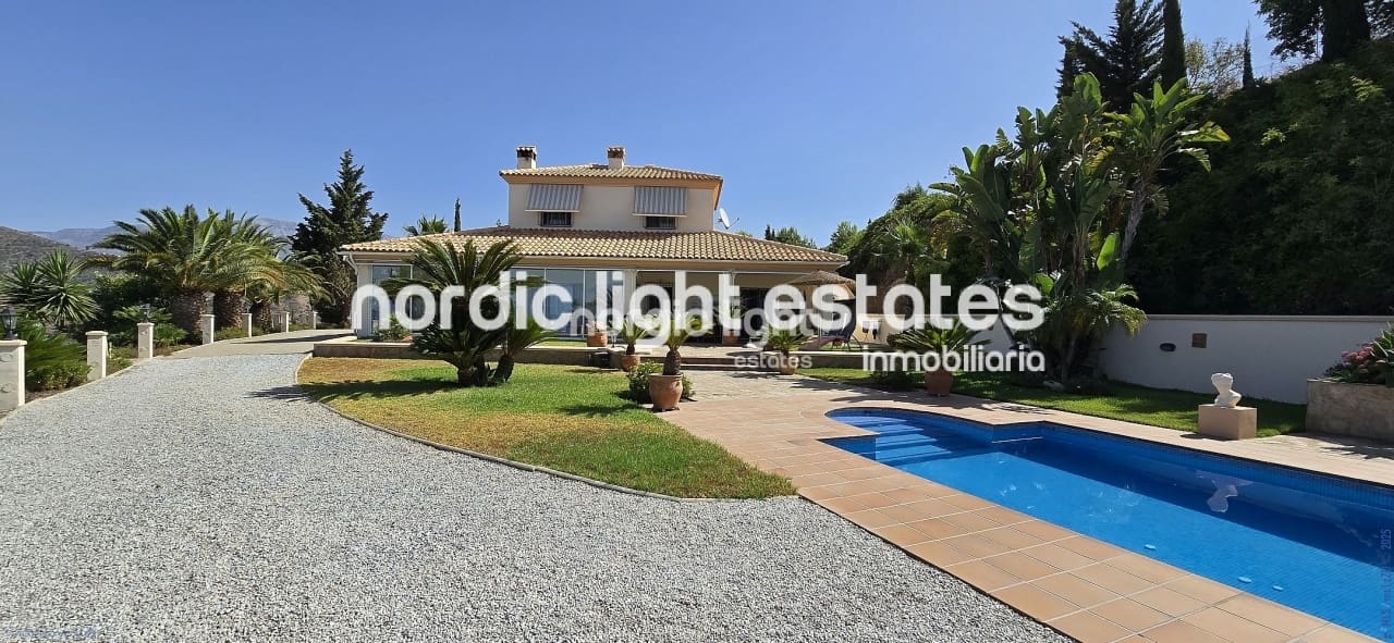 3 soveværelse Villa til salg i Sayalonga med swimmingpool garage - € 698.000 (Ref: 9131651)