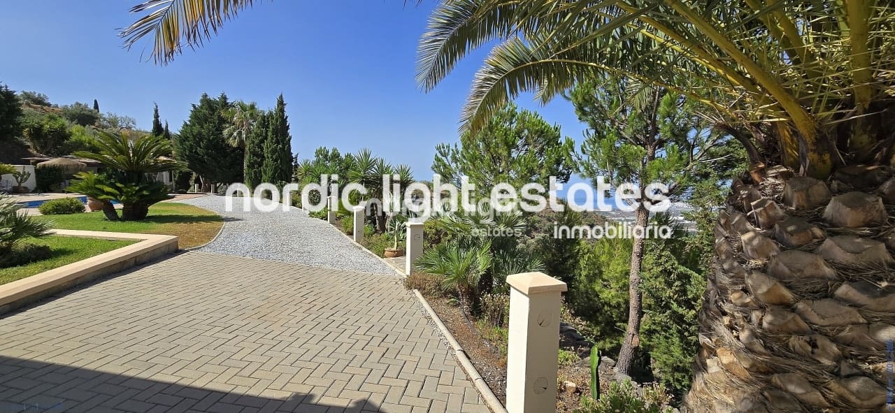 3 soveværelse Villa til salg i Sayalonga med swimmingpool garage - € 698.000 (Ref: 9131651)