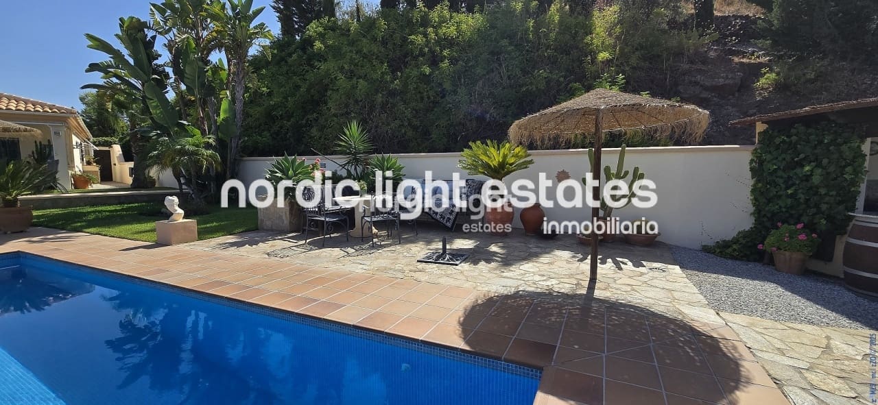 3 soveværelse Villa til salg i Sayalonga med swimmingpool garage - € 698.000 (Ref: 9131651)