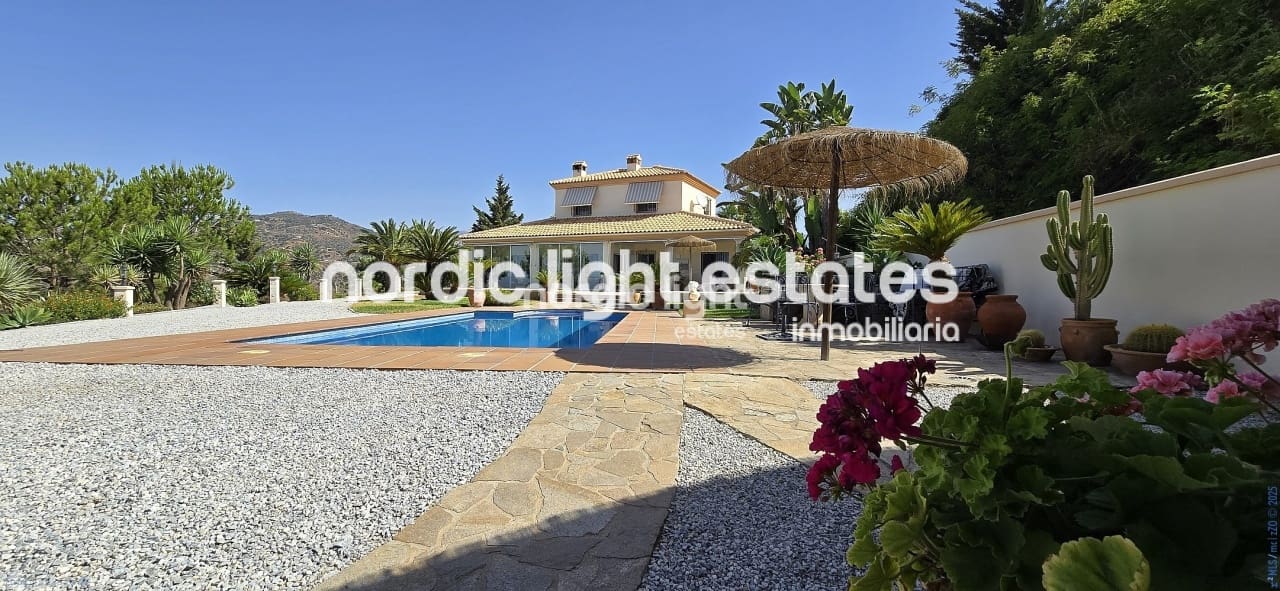 3 soveværelse Villa til salg i Sayalonga med swimmingpool garage - € 698.000 (Ref: 9131651)