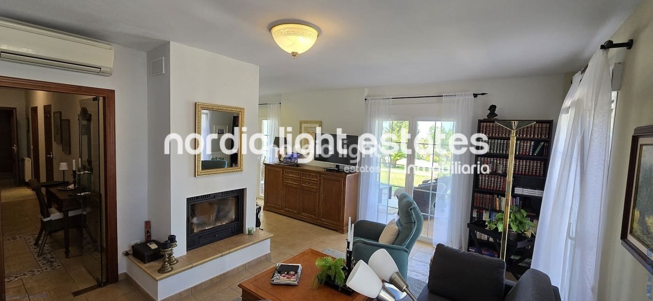 3 soveværelse Villa til salg i Sayalonga med swimmingpool garage - € 698.000 (Ref: 9131651)