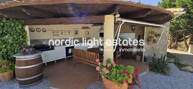 3 sovrum Villa till salu i Sayalonga med pool garage - 698 000 € (Ref: 9131651)