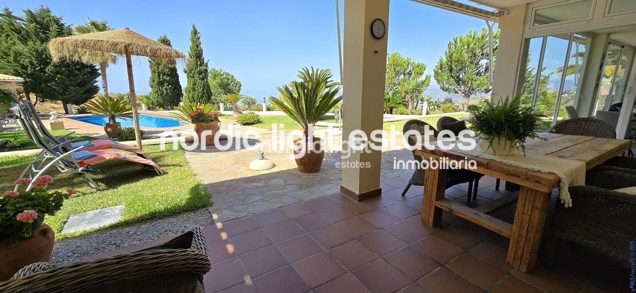 3 soveværelse Villa til salg i Sayalonga med swimmingpool garage - € 698.000 (Ref: 9131651)