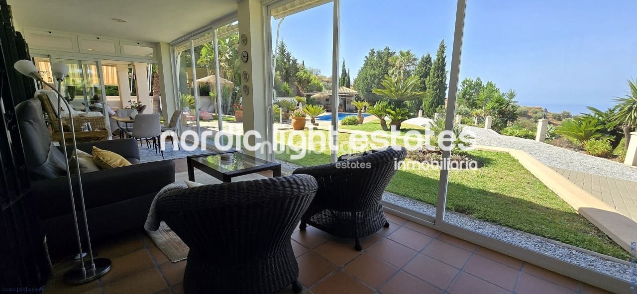 3 soveværelse Villa til salg i Sayalonga med swimmingpool garage - € 698.000 (Ref: 9131651)