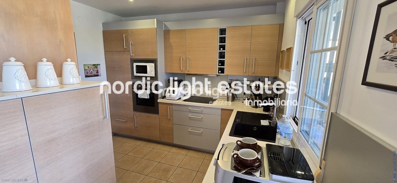 3 soveværelse Villa til salg i Sayalonga med swimmingpool garage - € 698.000 (Ref: 9131651)