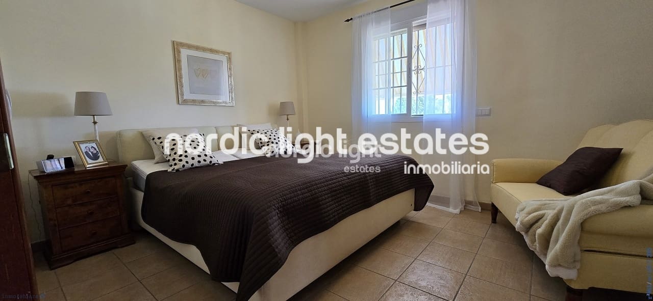 3 soveværelse Villa til salg i Sayalonga med swimmingpool garage - € 698.000 (Ref: 9131651)