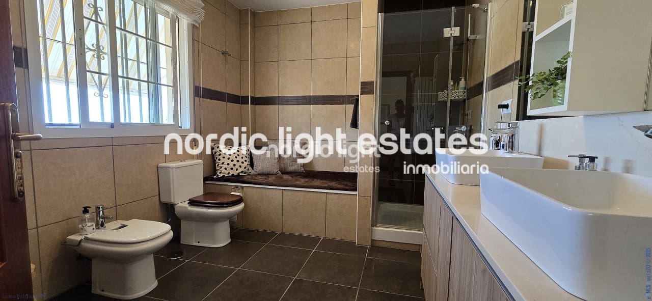 3 soveværelse Villa til salg i Sayalonga med swimmingpool garage - € 698.000 (Ref: 9131651)