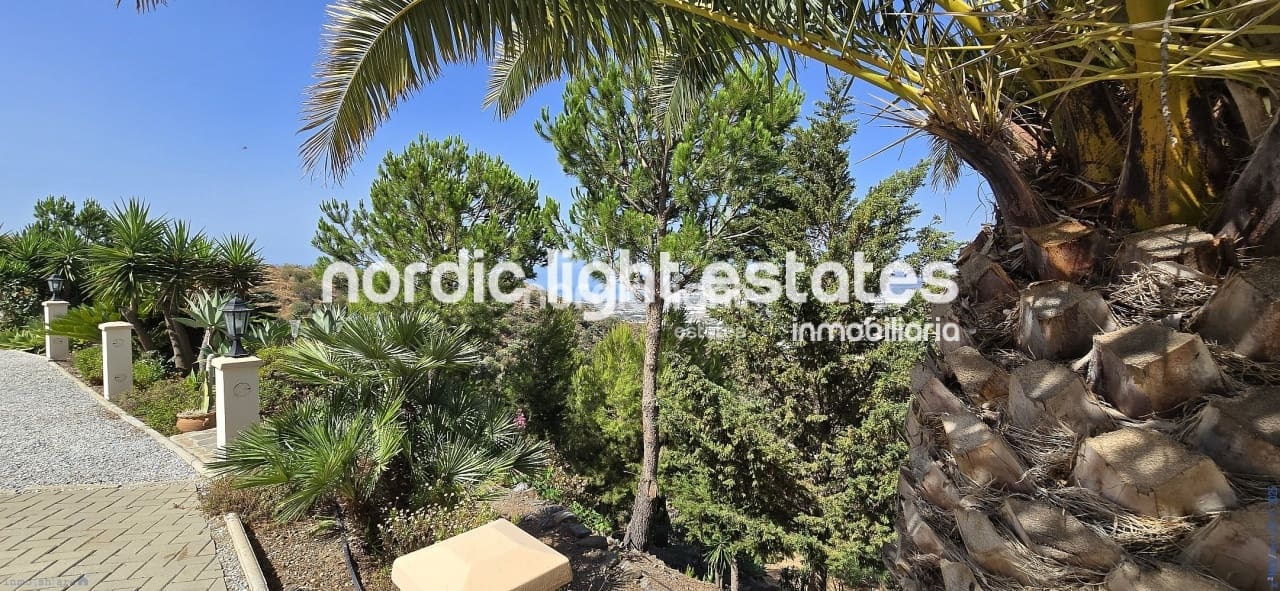 3 soveværelse Villa til salg i Sayalonga med swimmingpool garage - € 698.000 (Ref: 9131651)